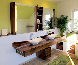 Idee für Ihr Badezimmer: Edles Holz in Verbindung mit transparenten Harzen: ein echtes Unikat <small>(Bild: Agfalterer GesmbH)</small>