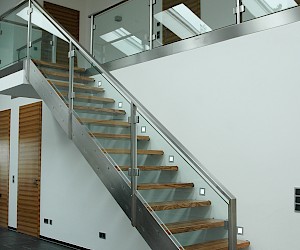 Treppe mit Metall und Glass <small>(Bild: Wortmann Massivholztreppen GmbH)</small>